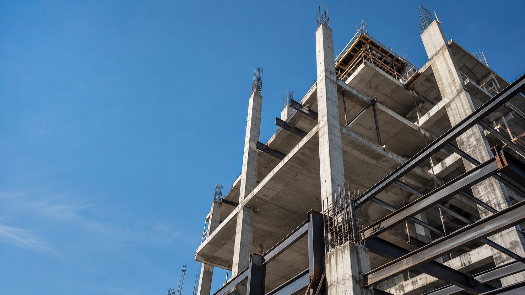 Estructura de concreto y acero en obra